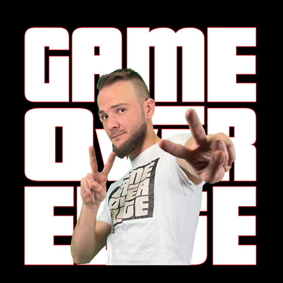 BLACKSTER_TV im Game-Over-Elite-Shirt vor dem Logo